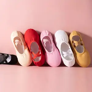 کفش ورزشی و فضای باز بچگانه